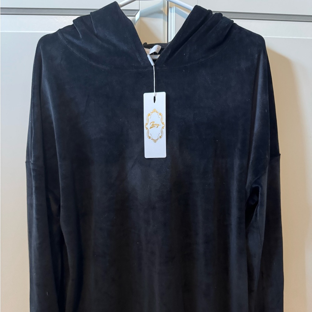 Black velvet leisure suit
Size large
Brand new